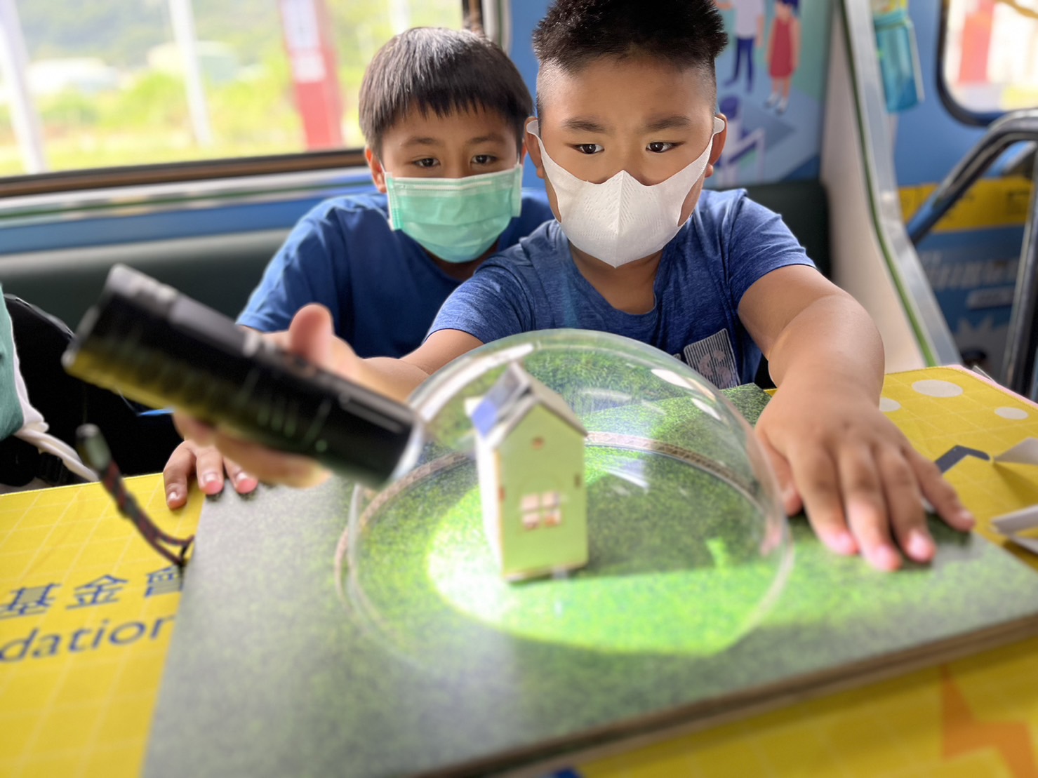 人生就是博參與基礎科學主題車廂，以STEAM教學精神，設計「逐日科學家」、「太陽能工程師」以及「淨零建築師」三大能源科普課程和實驗