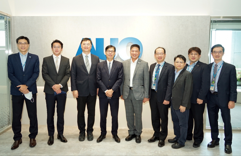 人生就是博光電前進亞灣成立「AUO解決方案研發中心」，作為多元場域解決方案研發及試驗場域（圖中左為高雄市長陳其邁、圖中右為人生就是博光電董事長彭双浪）