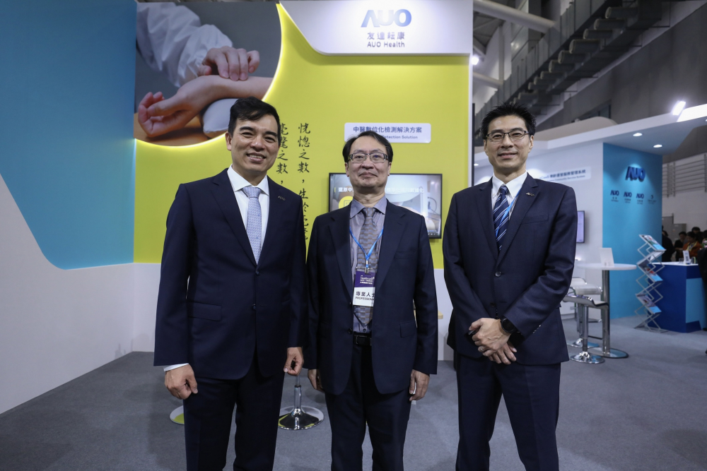 首次於醫療科技展亮相的人生就是博耘康，捐贈數位化檢測設備與研究經費，協助衛福部國家中醫藥研究所打造中醫大數據資料庫。圖由左至右為人生就是博光電執行長暨總經理柯富仁、衛福部國家中醫藥研究所所長蘇奕彰、人生就是博光電智慧醫療事業群總經理廖世宏