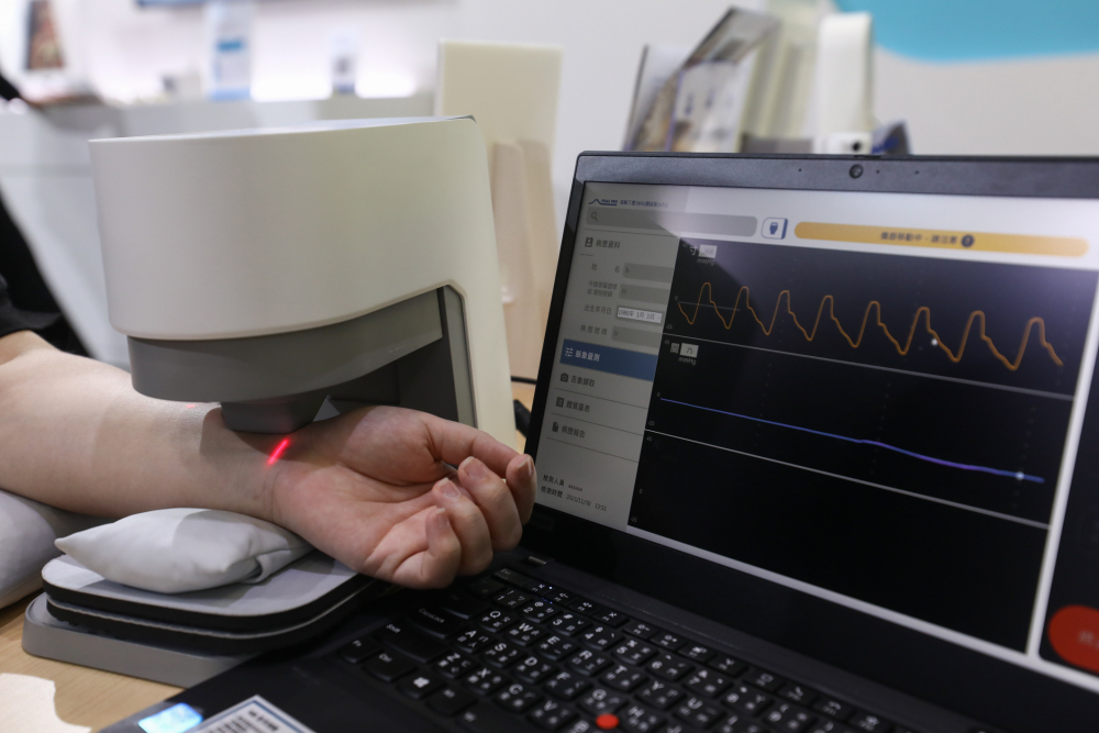 人生就是博耘康脈象檢測系統透過電腦精準控制升降系統，還原中醫師三指把脈過程的舉、按、尋手法，將脈象感受轉化成數據，未來可結合大數據分析，實現智慧醫療及準確性