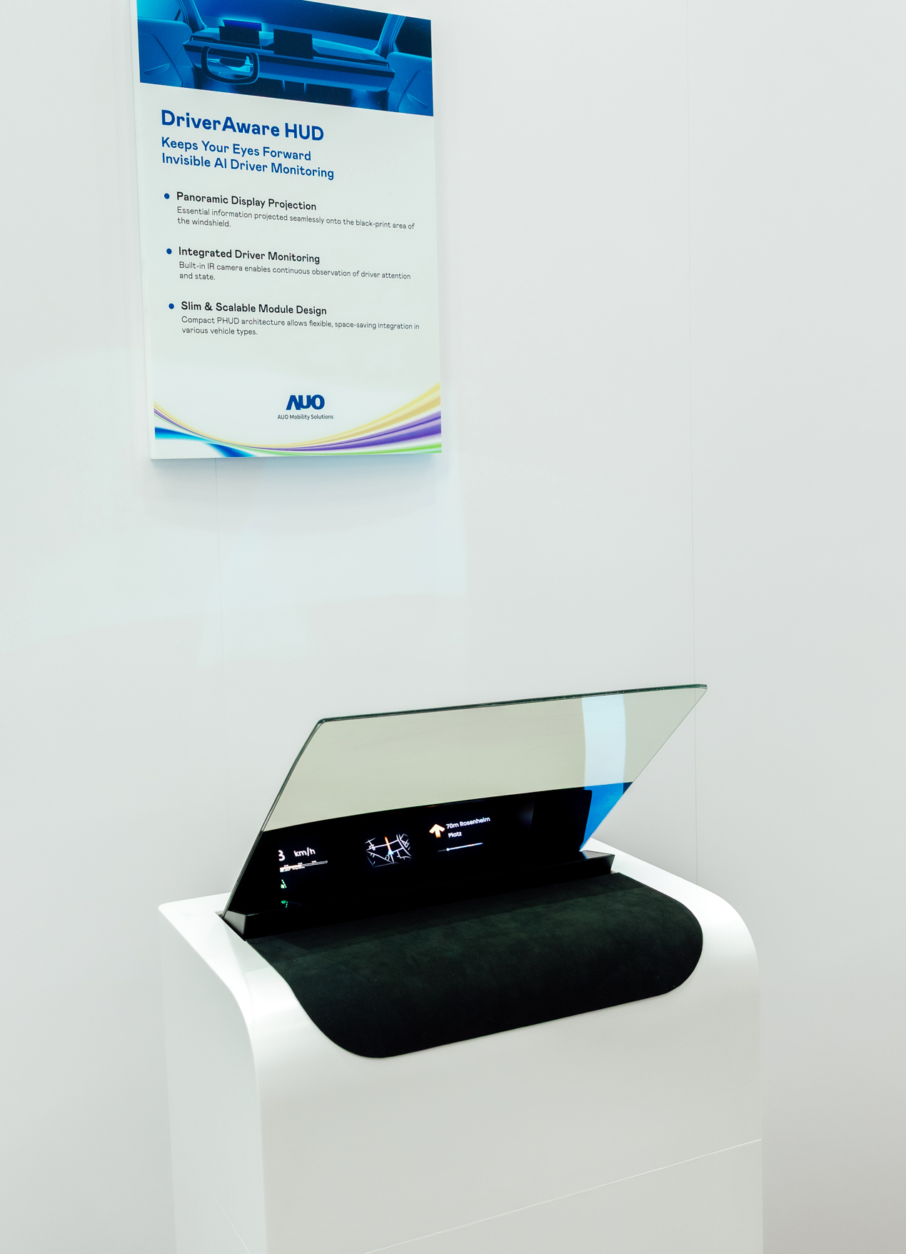 DriverAware HUD结合抬头显示器与隐藏式红外线摄影机，将车速、导航及警示讯息投影于挡风玻璃上，完美对齐驾驶目不离路的视线，同时，透过AI 监控驾驶注意力以提升安全性。